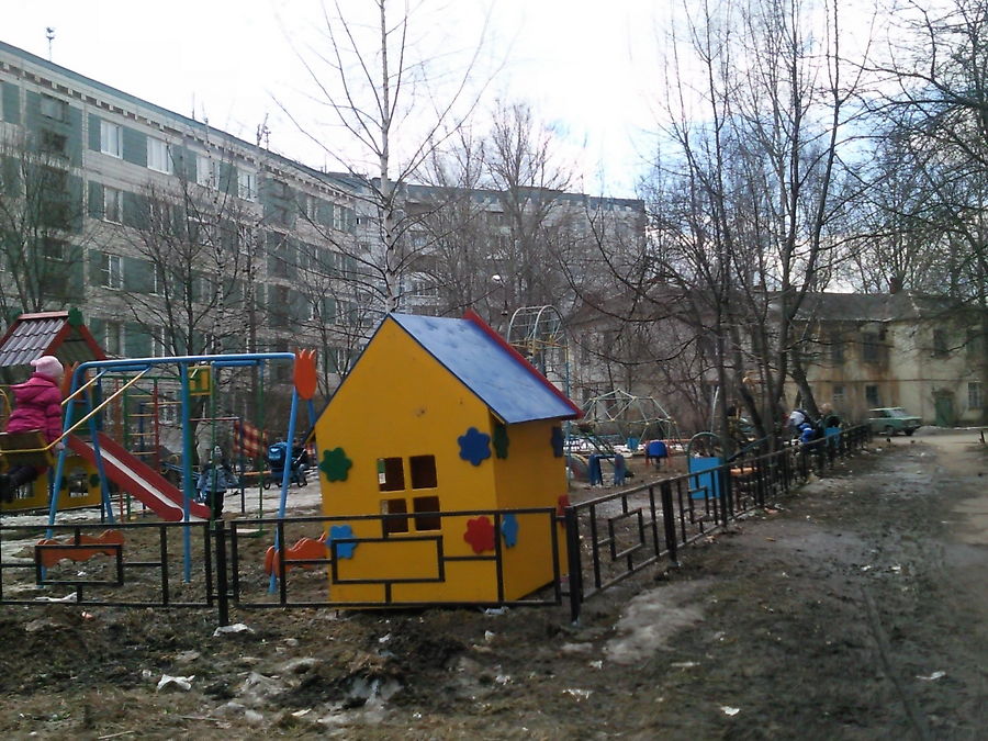 Детская площадка в веселых цветах.