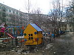 Детская площадка в веселых цветах.