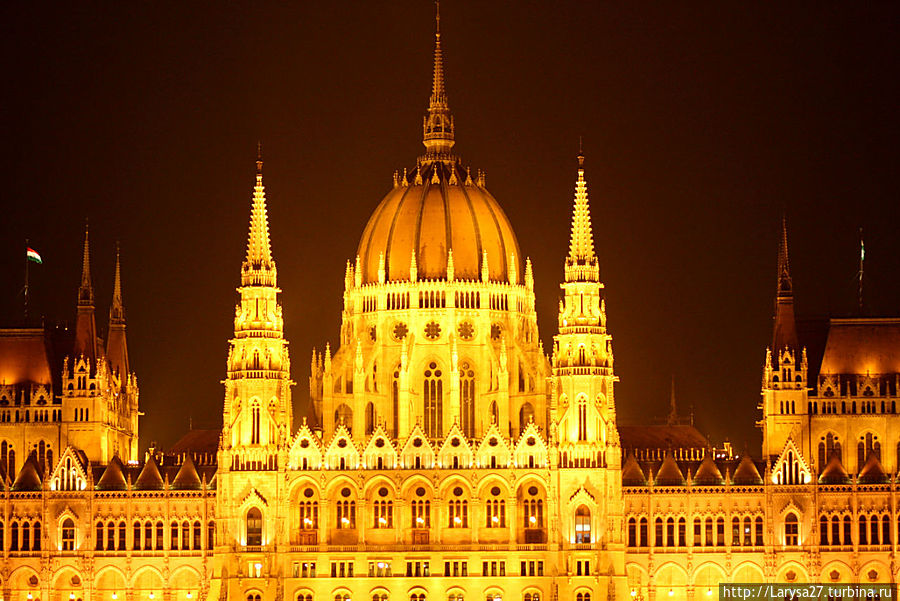 Центральный купол парламента. Высота — 27 м, диаметр — 20 м Будапешт, Венгрия