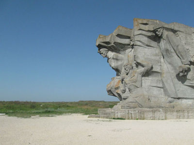 Керчь. Аджимушкайский подземный мемориал (каменоломня).
Аджимушкайские каменоломни. Одно их крымских мест добычи камня-известняка теперь является трагическим символом героической обороны советских войск и жителей Керчи против фашистских оккупантов в 1942 г. Спустя 40 лет поисковики устроили на месте подземного музея (открыт в 1966 г.) захоронения граждан СССР, погибших в нечеловеческих условиях.
С мая по конец октября 1942 г. в Аджимушкайских каменоломнях велась героическая оборона 10 тыс. солдат Красной армии, прикрывавших отступление Крымского фронта на Тамань. Позже к ним присоединилась определенная часть мирного населения. Отрезанные от помощи, питания и воды, солнца и воздуха, люди сопротивлялись до последнего вздоха. 
Среди героев были остатки 83 бригады морской пехоты, 95 отряда пограничников, радиоспециалистов Воронежского училища, курсантов Ярославского авиационного техникума и прочих частей. Спастись удалось только единицам, случайно выжившим во время вылазок на поверхность, проходившим под беспрерывным вражеским огнем.