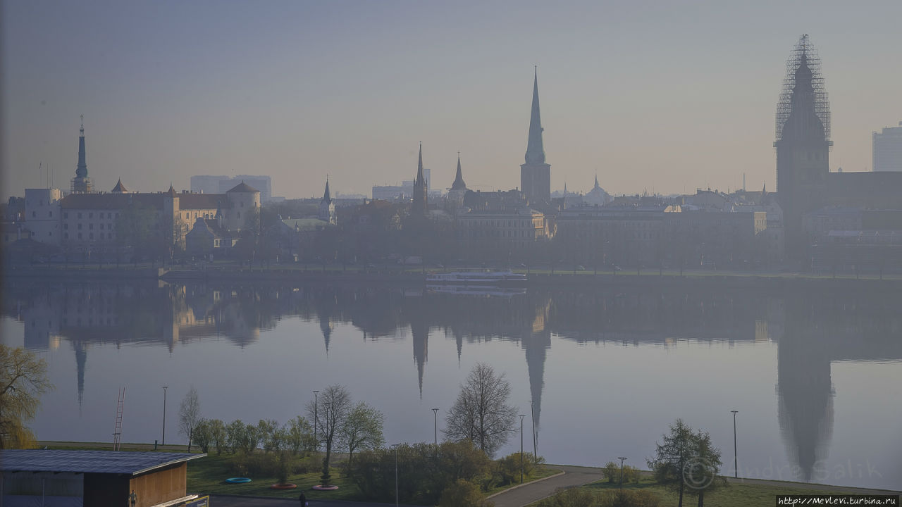 Туманное утро над Старой Ригой Рига, Латвия