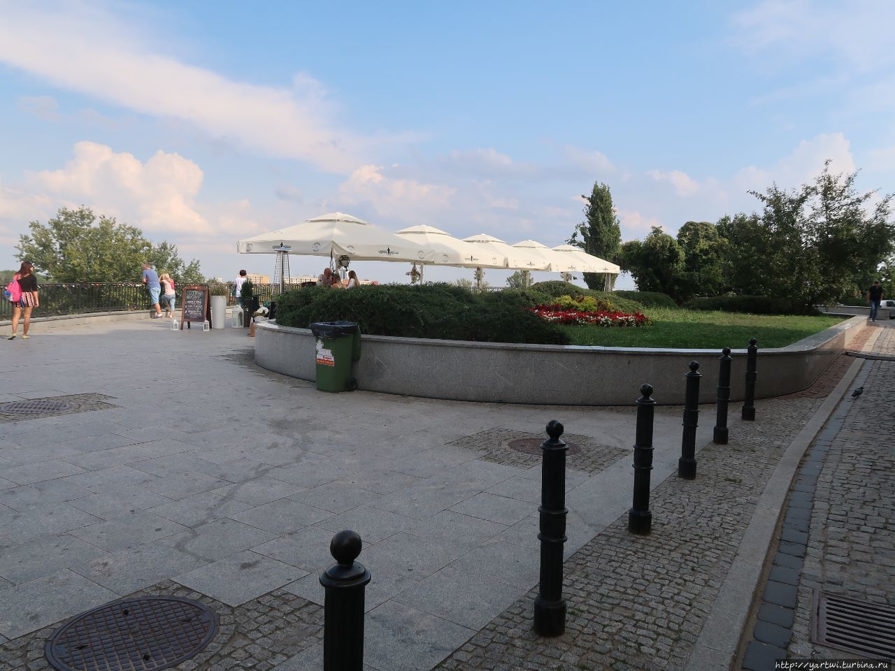 Выходим с рыночной площади к обзорной площадке с экзотическим названием Gnojna Góra и видом на реку Висла. Варшава, Польша
