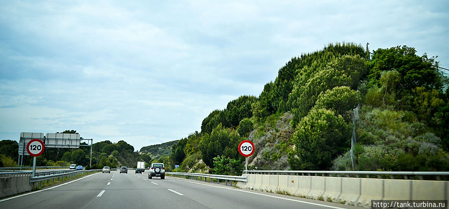 Выехав из курортной зоны на автобан, после российского ограничения в 90 километров, начал привыкать к более быстрому движению, с ограничением в 120. Общий поток, конечно, движется гораздо быстрей, чем это разрешено, но мы не торопимся и соблюдаем скоростной режим. Вообще движение на «платниках» организовано грамотно, три- четыре полосы в одну сторону, дают большую свободу для маневра. Хочешь ехать 120 занимай, крайне правую полосу и катись себе потихоньку, а для тех, кто торопится, есть еще три полосы. О радарах предупреждают заранее и весь поток дружно, сбавляет скорость, для прохождения контролируемого участка.