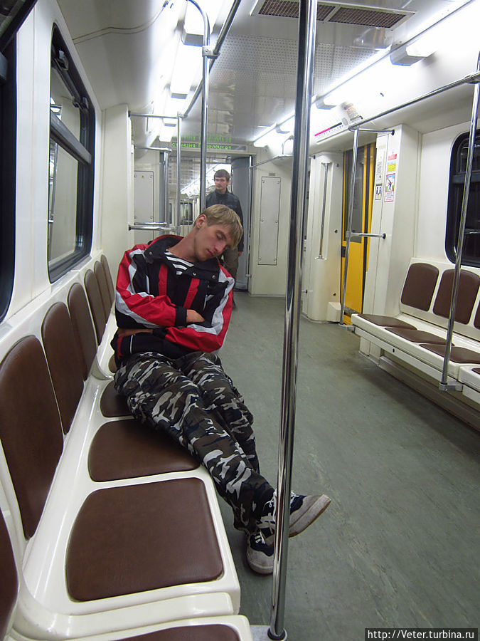 А как же не поспать в Московском метро? Москва, Россия