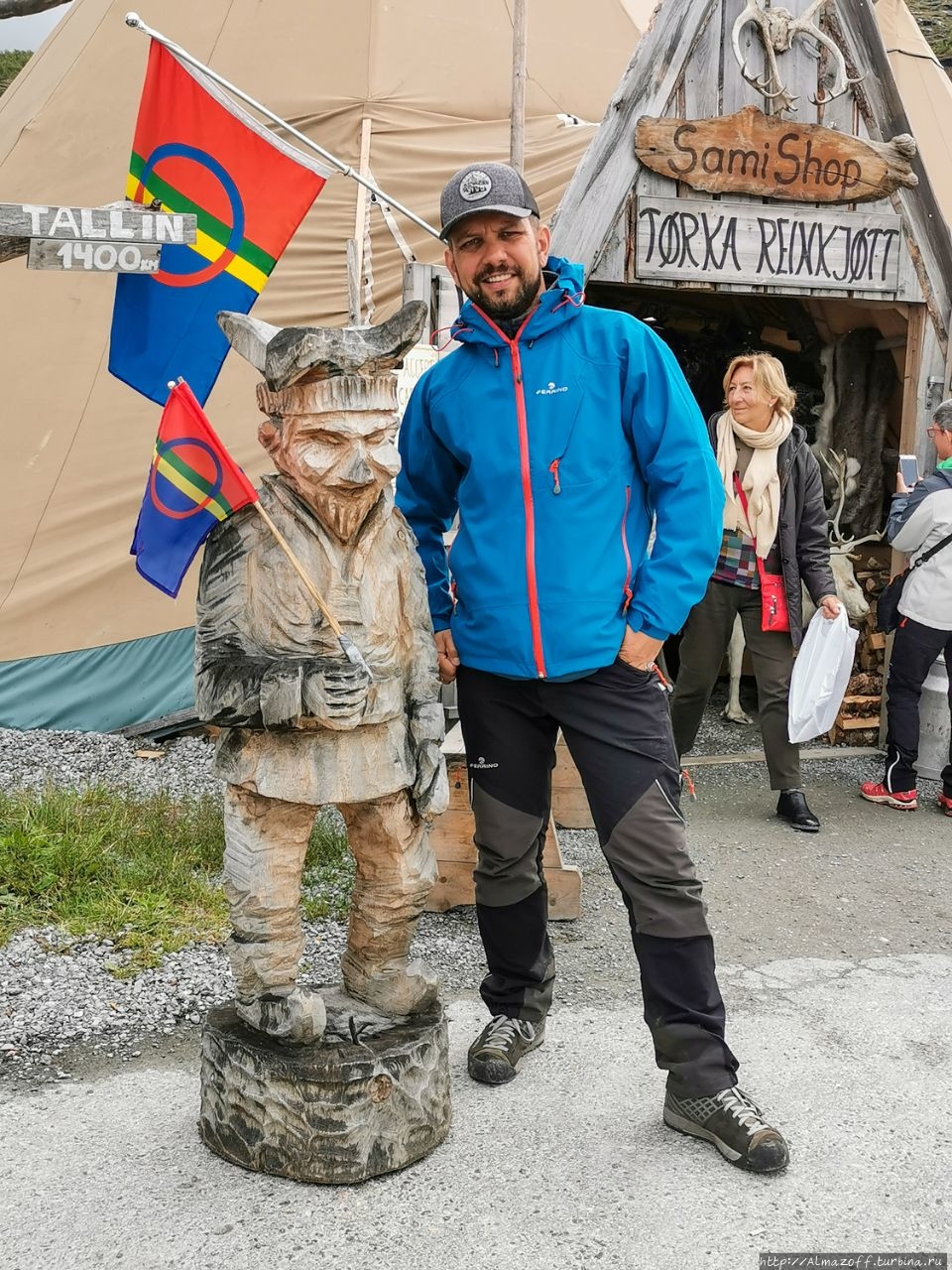 Андрей Гундарев (Алмазов) в саамском магазине в Лапландии. Струпен, Норвегия