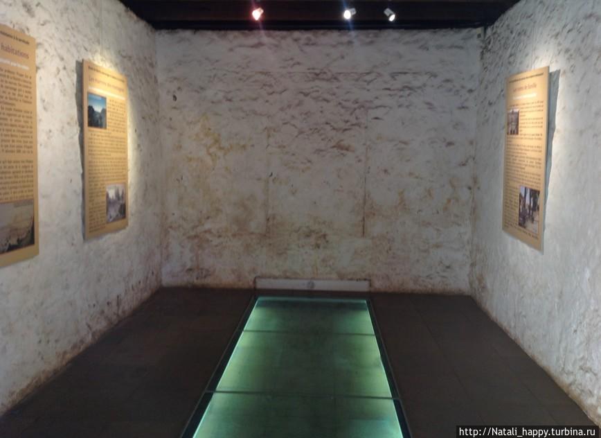 Комната для наказаний рабов.Под стеклом — список рабов Мадам. Реюньон