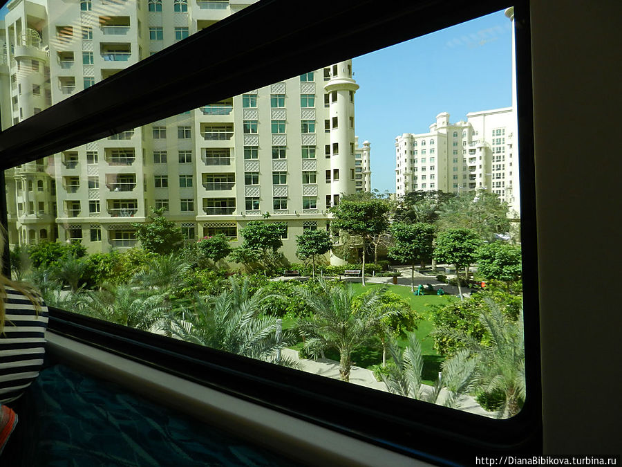 Монорельс на пальме. За окном жилые дома Дубай, ОАЭ
