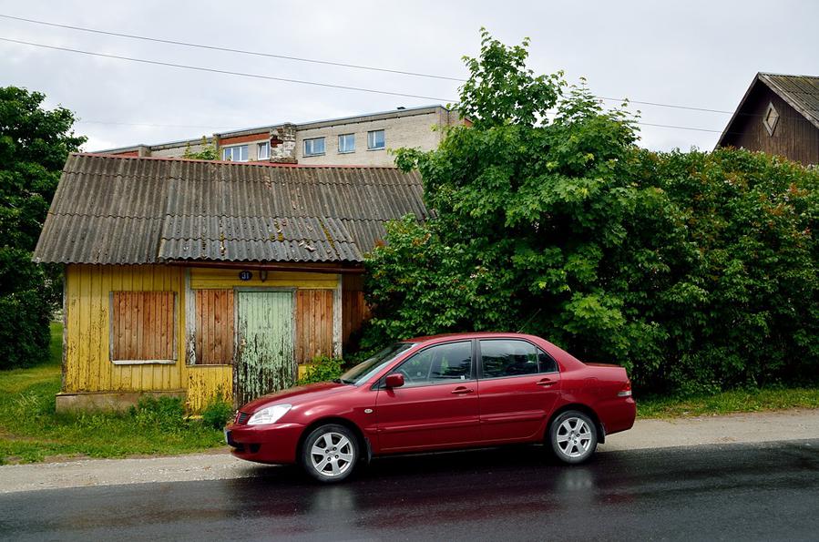 В этой избушке явно никто не живет. Могли бы россиянам продать в качестве евросоюзной недвижимости :) Локса, Эстония