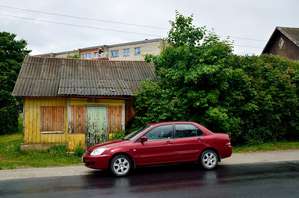 В этой избушке явно никто не живет. Могли бы россиянам продать в качестве евросоюзной недвижимости :)