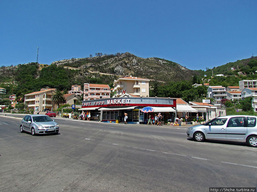 Один из минимаркетов на автобусной остановке Бечичи, Черногория