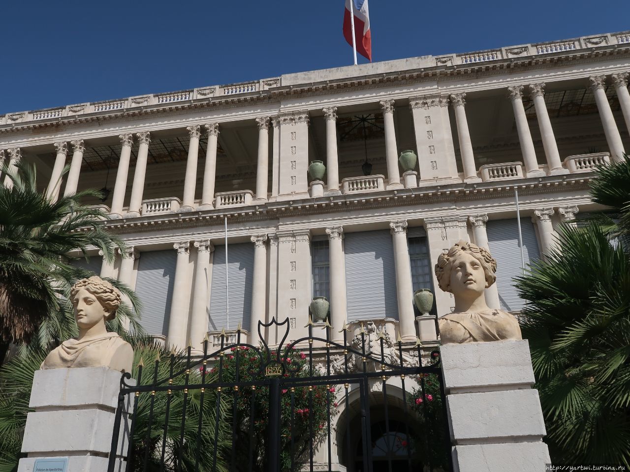 Следующая наша остановка — красивый исторический дворец Palais de la Préfecture. Это здание правительства. Ницца, Франция