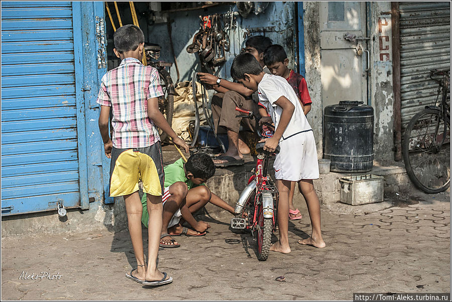 Это что-то типа мастерской, где велики ремонтируют...
* Мумбаи, Индия