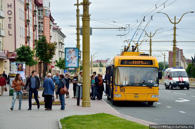 Остановка троллейбуса. За