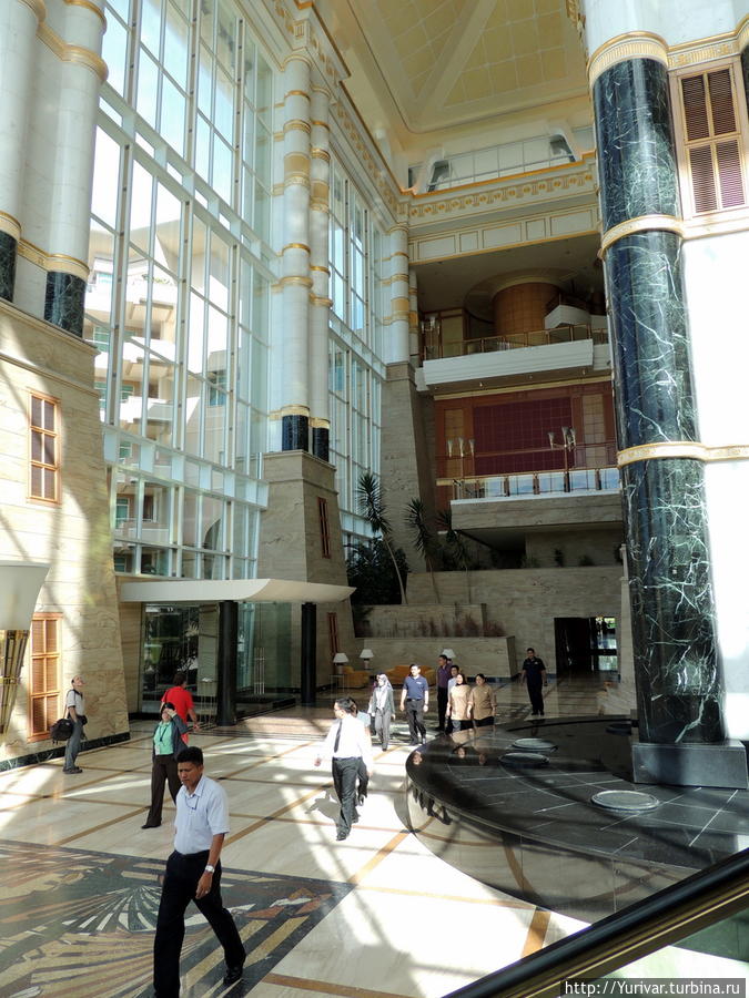 Нижний холл отеля Муара, Бруней
