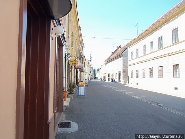 Удивительно, но улица пустынна.