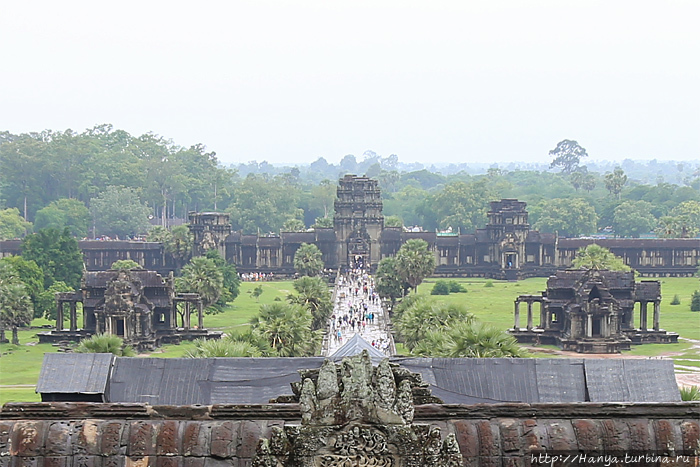 Западные ворота Ангкор Ваата и две главные 