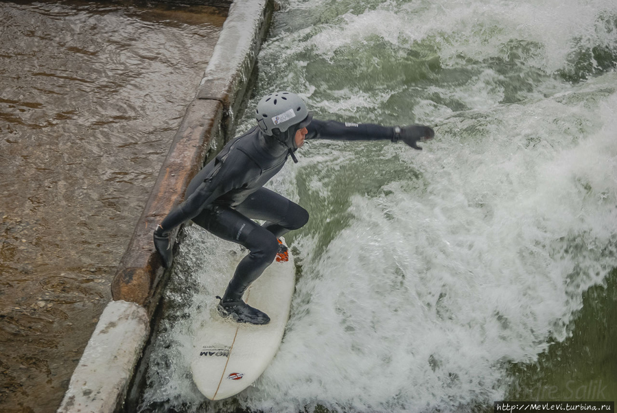 Сёрфер в центре города Мюнхен, Германия