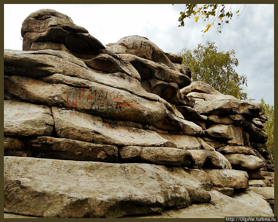 С тыльной стороны скалы более пологие и забраться по гигантскими каменным ступенями можно без специального снаряжения. Кажется, что до вершины гряды совсем немного.
