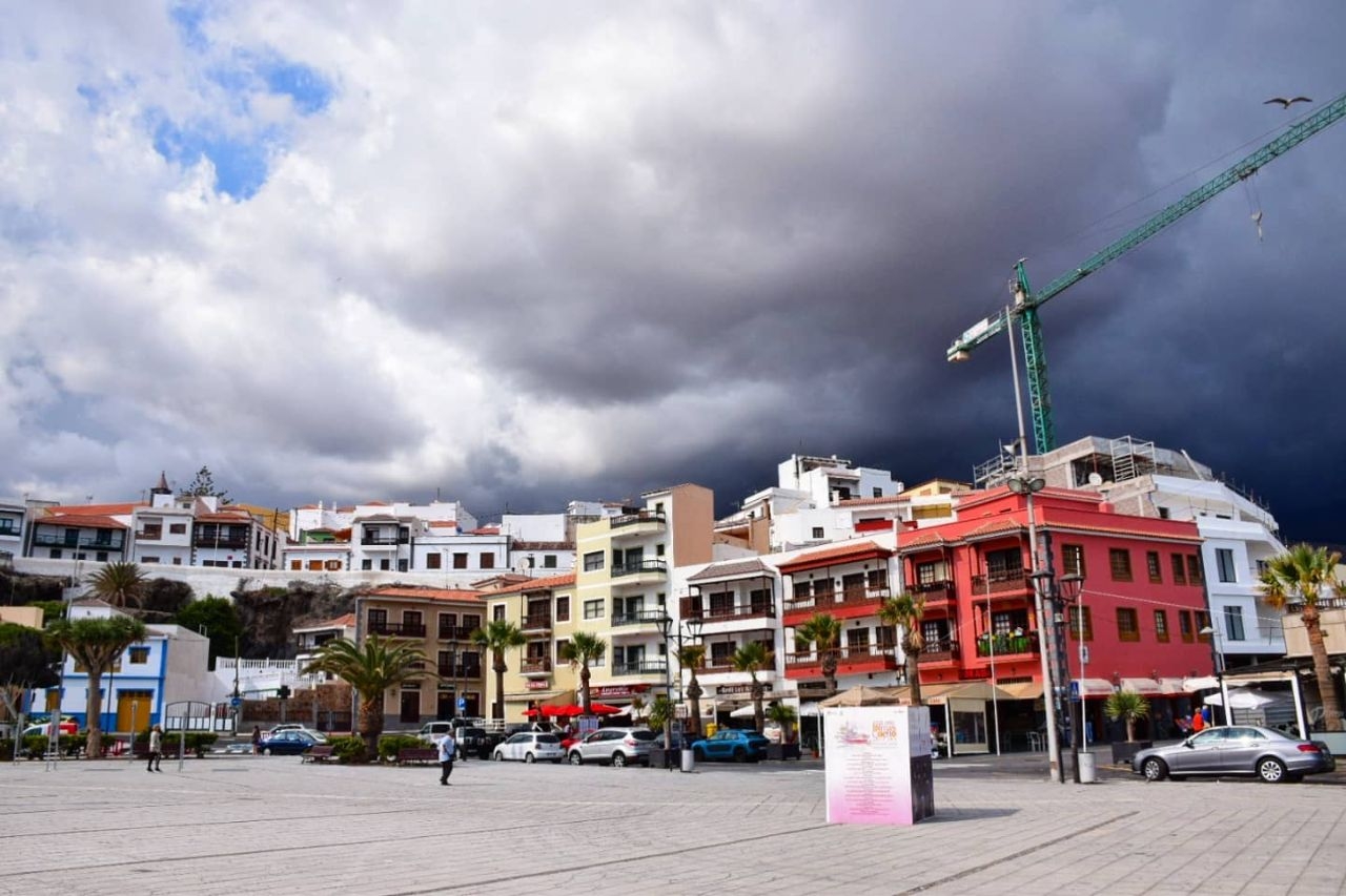 Городок Канделария на острове Тенерифа под грозовым небом. Канделария, остров Тенерифе, Испания