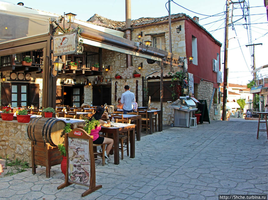 к вечеру весь городок превращается в нескончаемый ряд таверен на разный вкус и кошелек Афитос, Греция