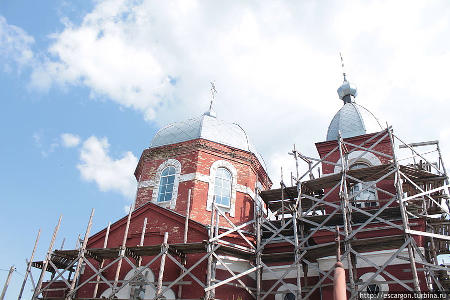 Не очень старая — 1890 год постройки, но довольно симпатичная..