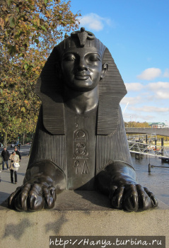 Бронзовый сфинкс со словами-иероглифами «Добрый бог, Thuthmosis III, дающий жизнь». Фото из интернета Лондон, Великобритания