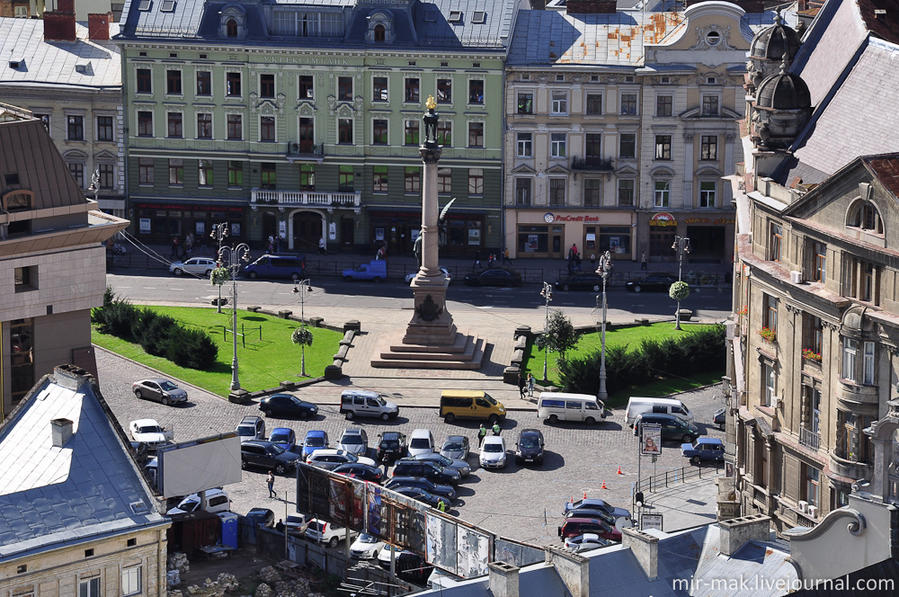Колонна Адама Мицкевича, расположенная на площади также названной в честь поэта. Львов, Украина