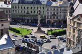 Колонна Адама Мицкевича, расположенная на площади также названной в честь поэта.
