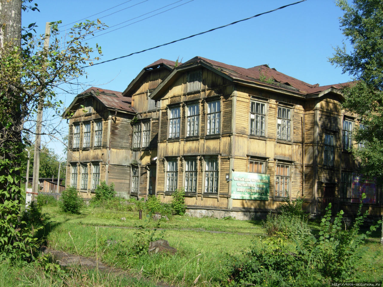Самое красивое старое здание школы 38, построенной еще при царском режиме. Зуевка, Россия