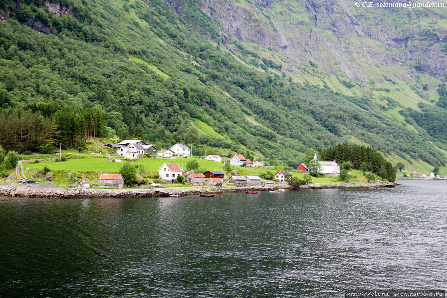 9. Приближается деревушка на берегу. У неё даже есть своя церковь, что редкость в Норвегии. По Нерой-фьорду плыть приятнее, чем по Гейрангер-фьорду, потому что он обитаемый. Неройфьорд, Норвегия