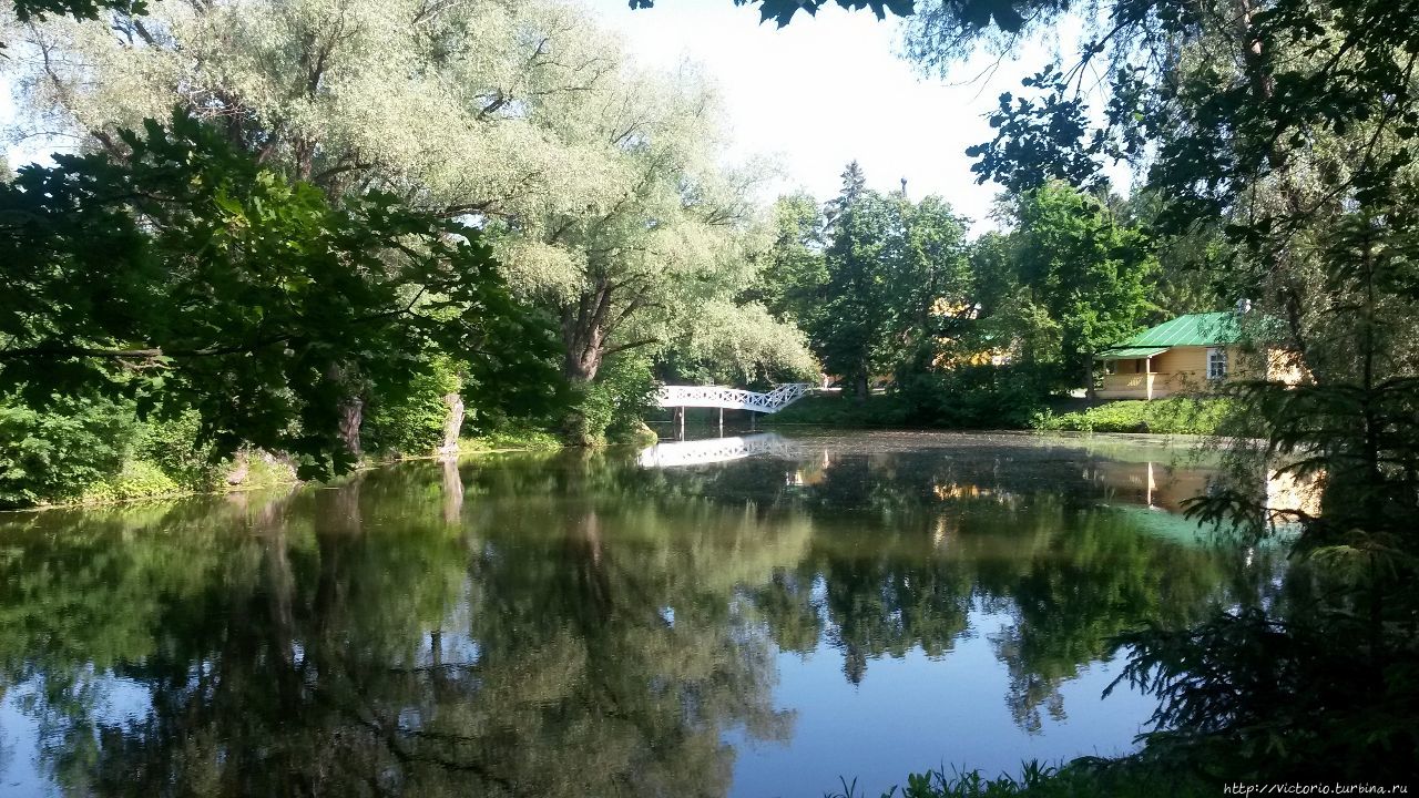 Первый из каскадных прудов на туритории усадьбы Пушкина в селе Болдино, справа виден господский дом.
