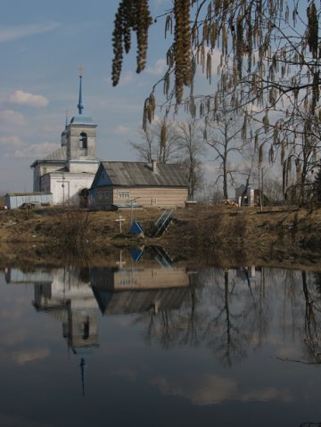 Церковь расположена на берегу озера Россия