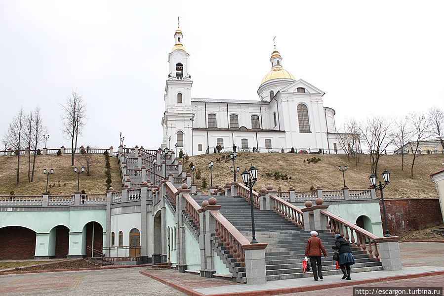 Здесь же как раз виднеется Свято-Успенский собор (датируется 18 веком или даже раньше, но восстановлен по старым чертежам буквально пару лет назад).. Витебск, Беларусь