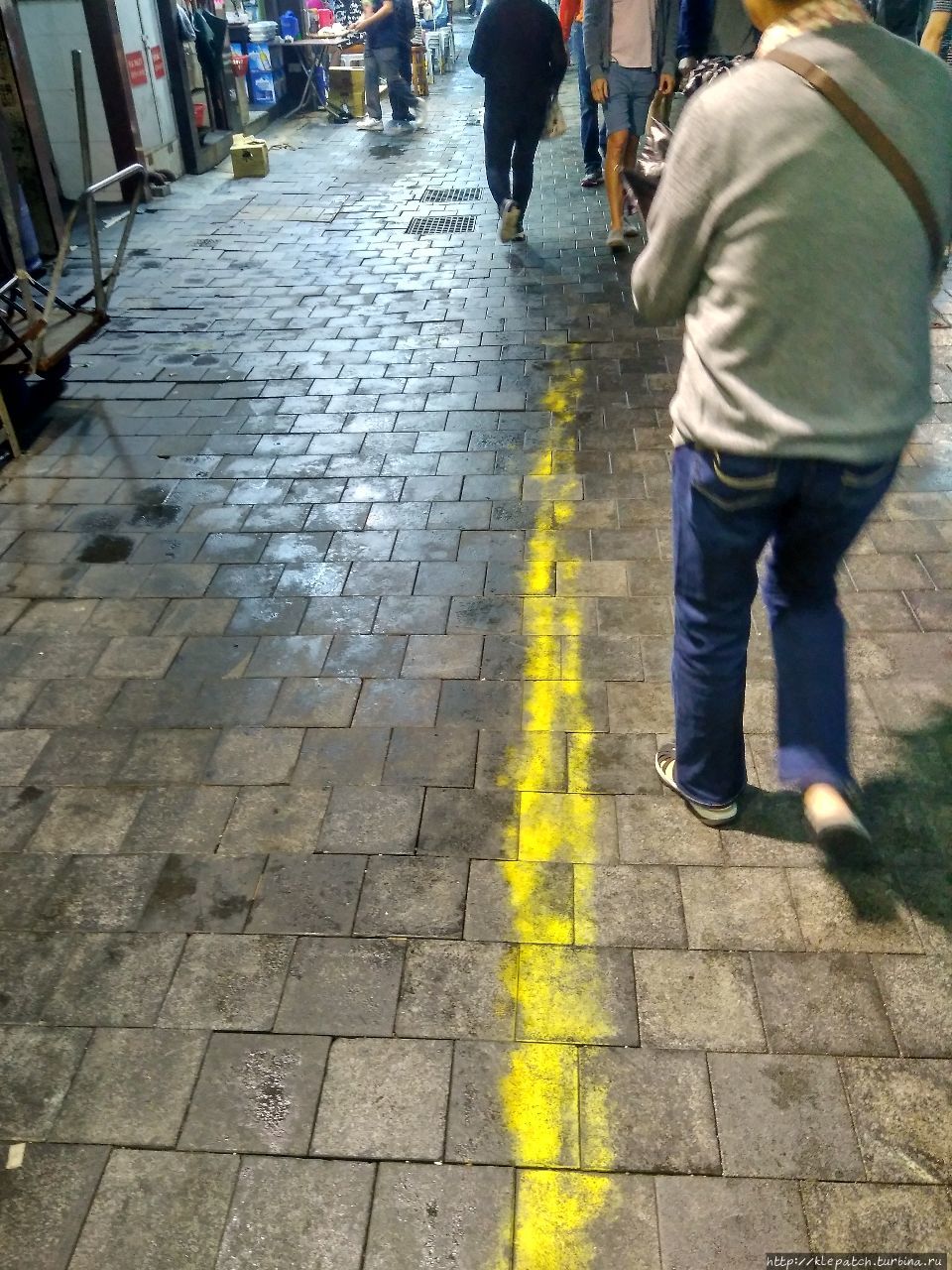 — Do you have a toilet?
— Just follow the yellow line) Шек-О, Гонконг