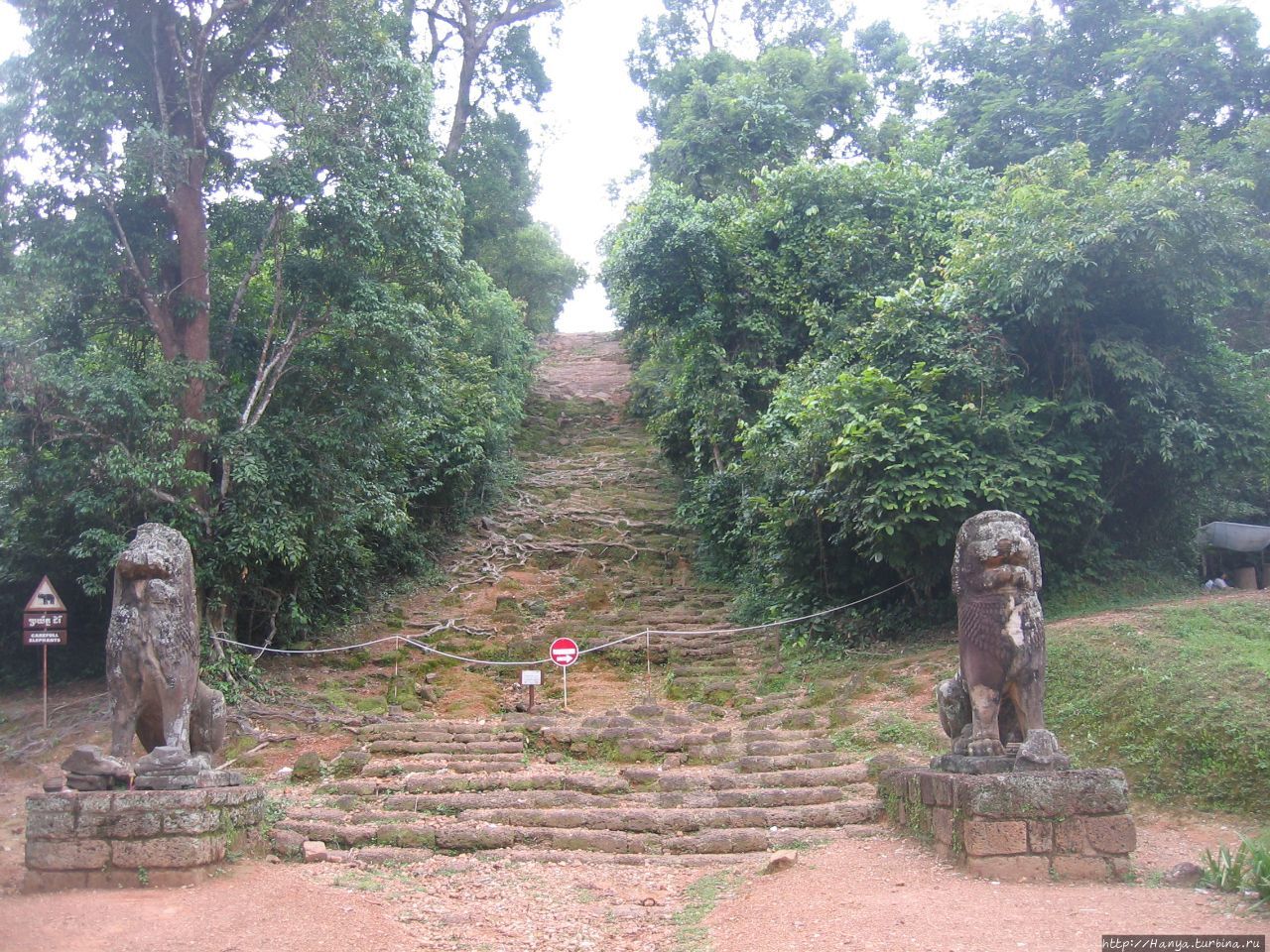 По дороге к храму Пном-Бакенг Ангкор (столица государства кхмеров), Камбоджа