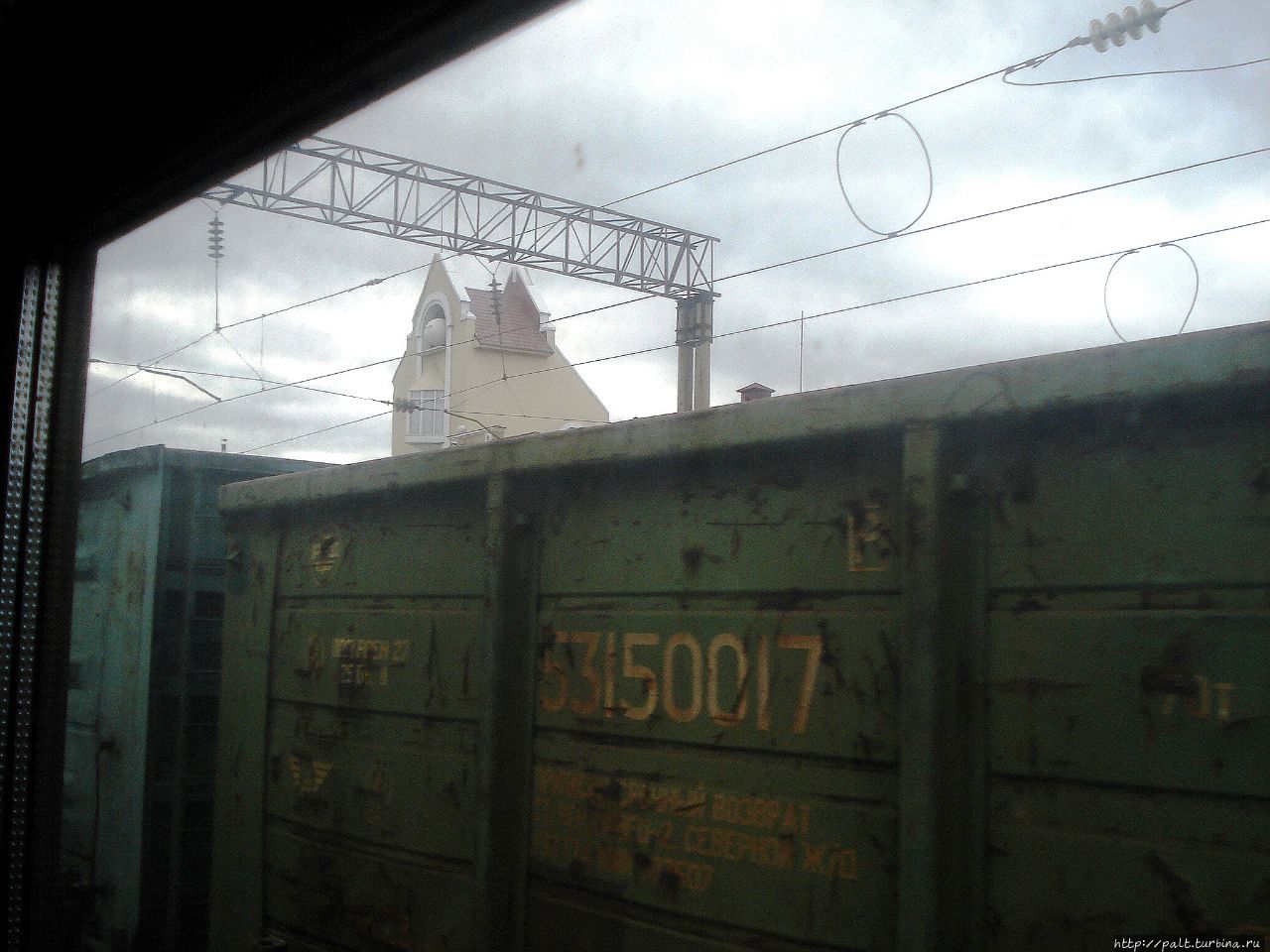 На станции есть, что посмотреть кроме осовремененной сайдингом центральной башни Россия