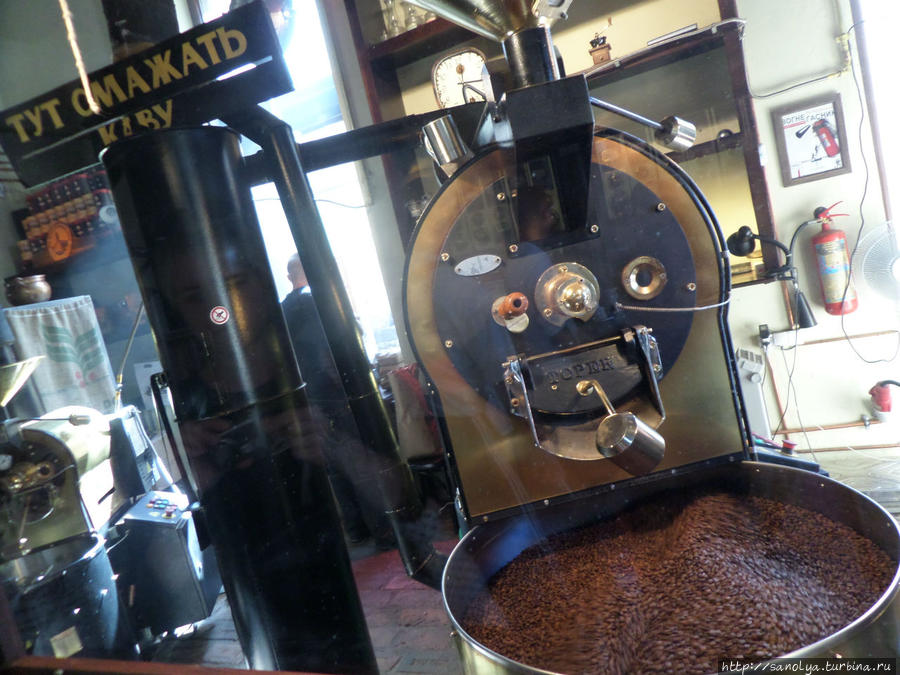 Львовская кавярня: каву жарят прямо за стеклом, от аромата кофе голова кружится Львов, Украина
