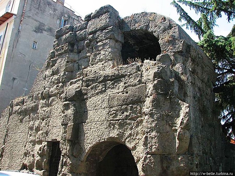 Остатки крепостной стены — Порта Преториа (Porta Pretoria). Альбано-Лациале, Италия