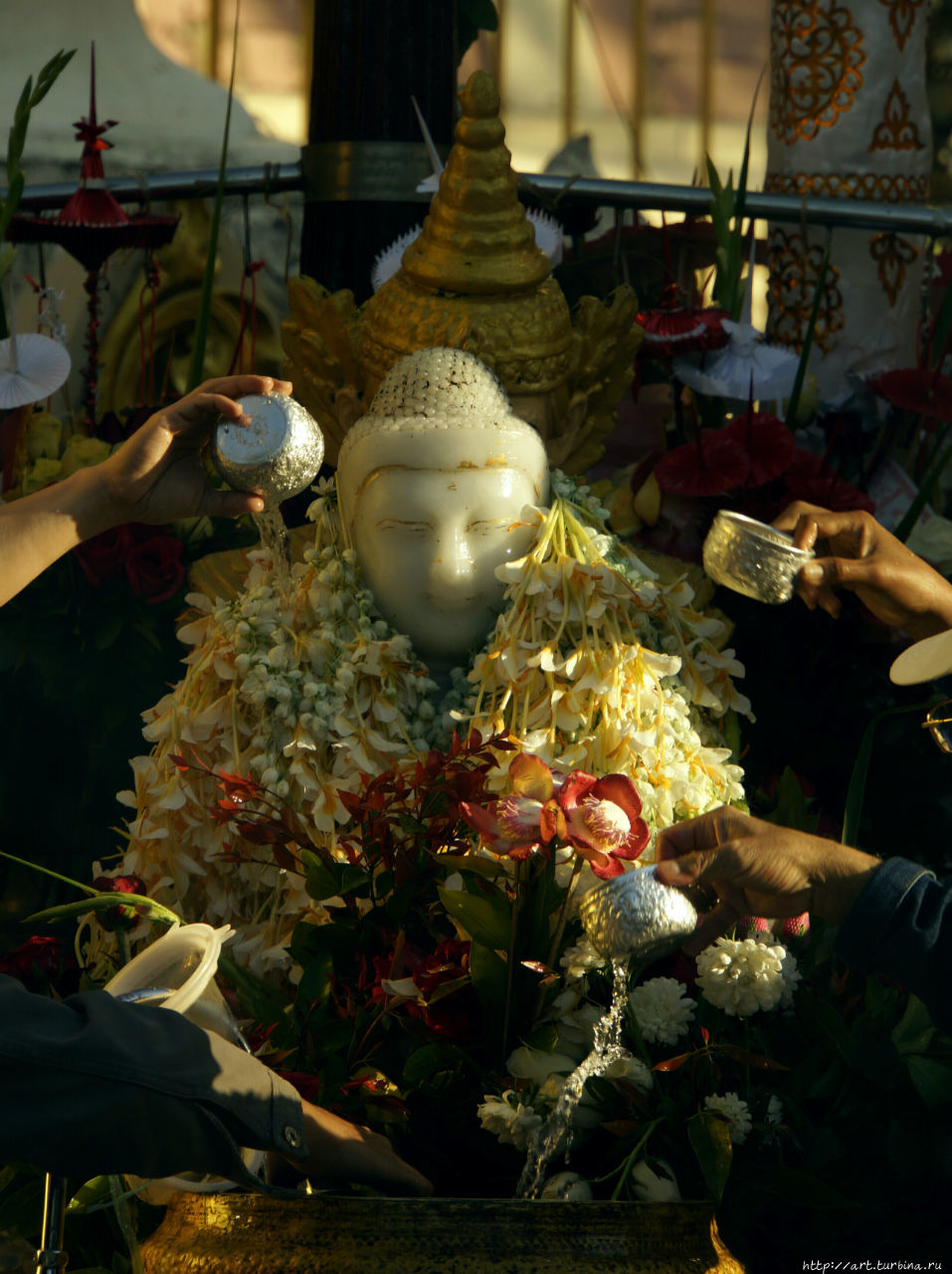 Своего божка надо украсить цветами, полить водичкой Янгон, Мьянма
