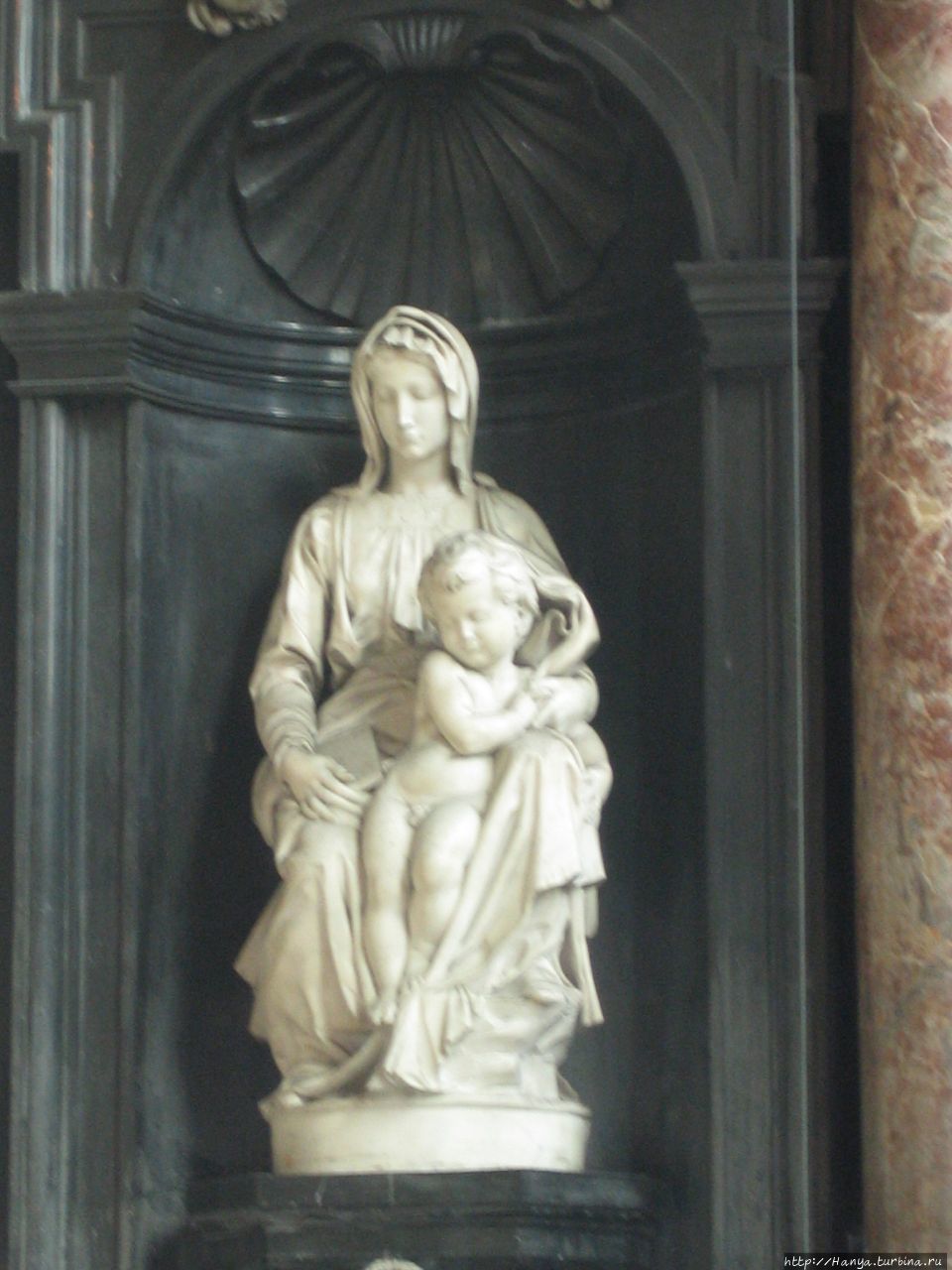 «Дева Мария с младенцем», созданная великим Микеланджело в Нотр-Дам, Брюгге Брюгге, Бельгия