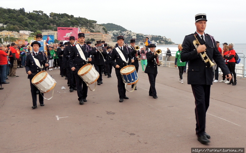 После знаменосцев с маршами идет военный оркестр города Ниццы Ницца, Франция