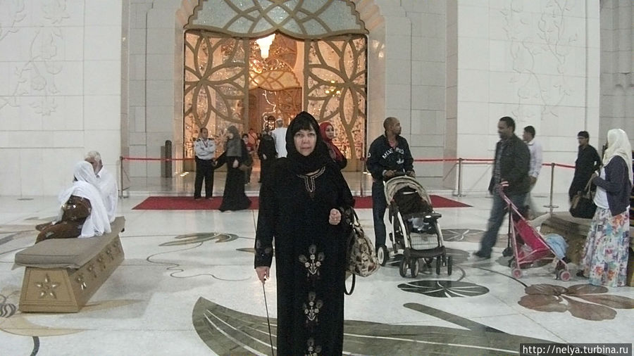 А вот так нас одели перед посещением Абу-Даби, ОАЭ