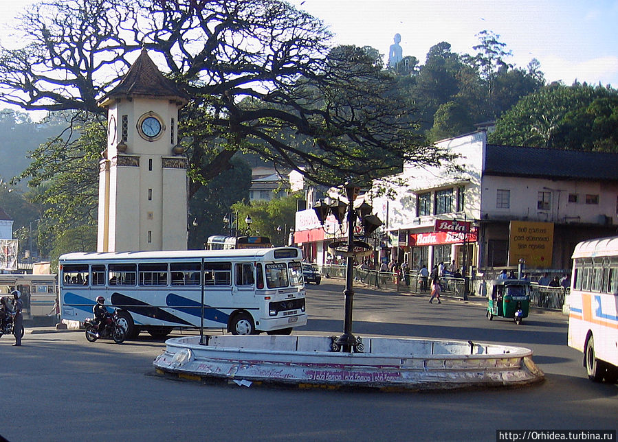 немного улиц Канди в ожидании транспорта Канди, Шри-Ланка
