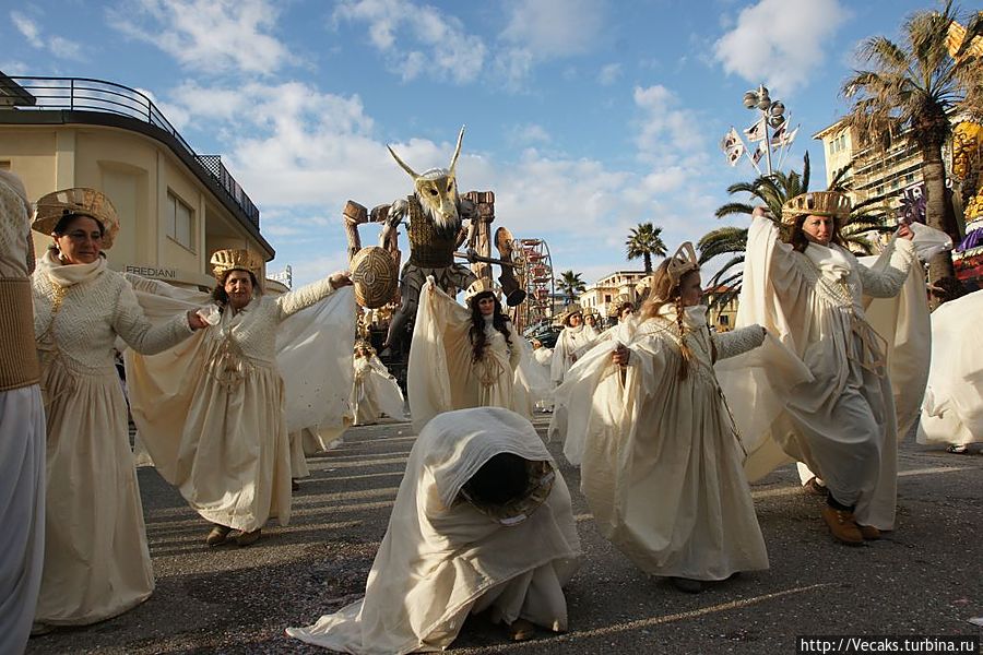 Сумасшествие карнавала в Виареджио Виареджо, Италия