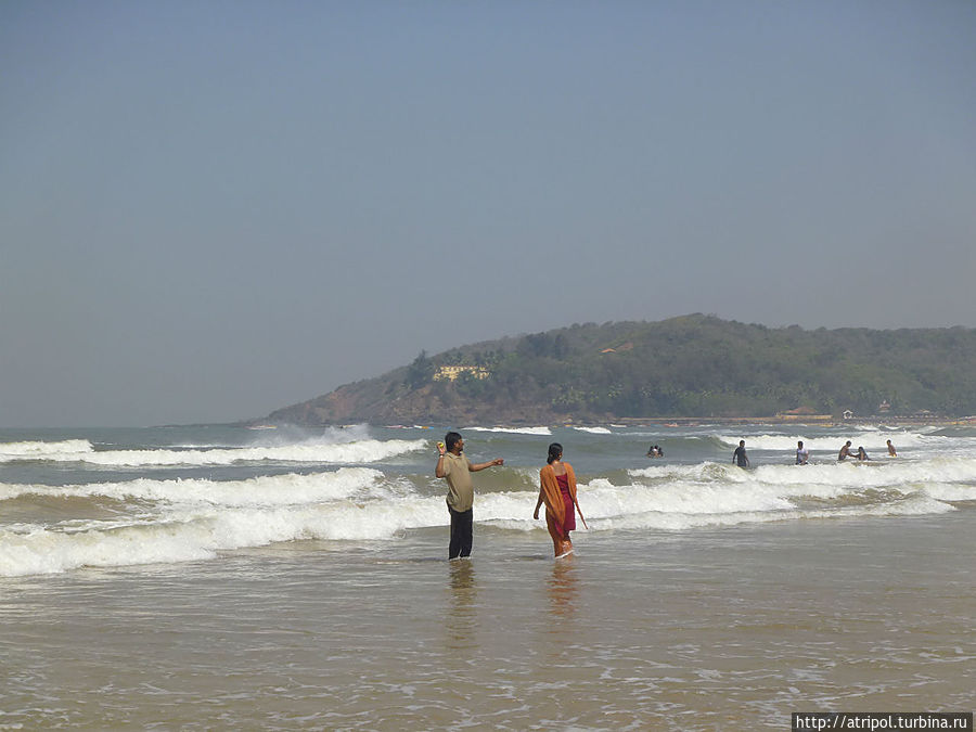 Индусы купаются Кандолим, Индия