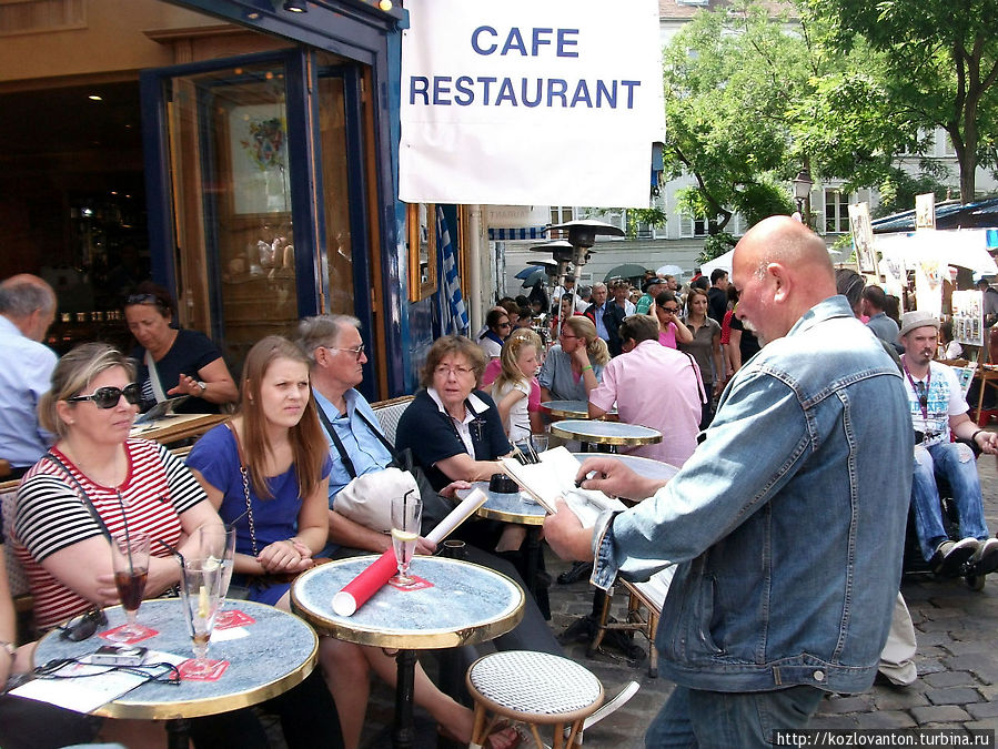 Сидящей за столиками публике, конечно, труднее отказаться от услуг бродящих вокруг художников. Париж, Франция