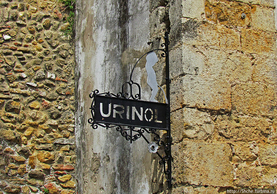 судя по табличке, ходить сюда можно только по малой нужде