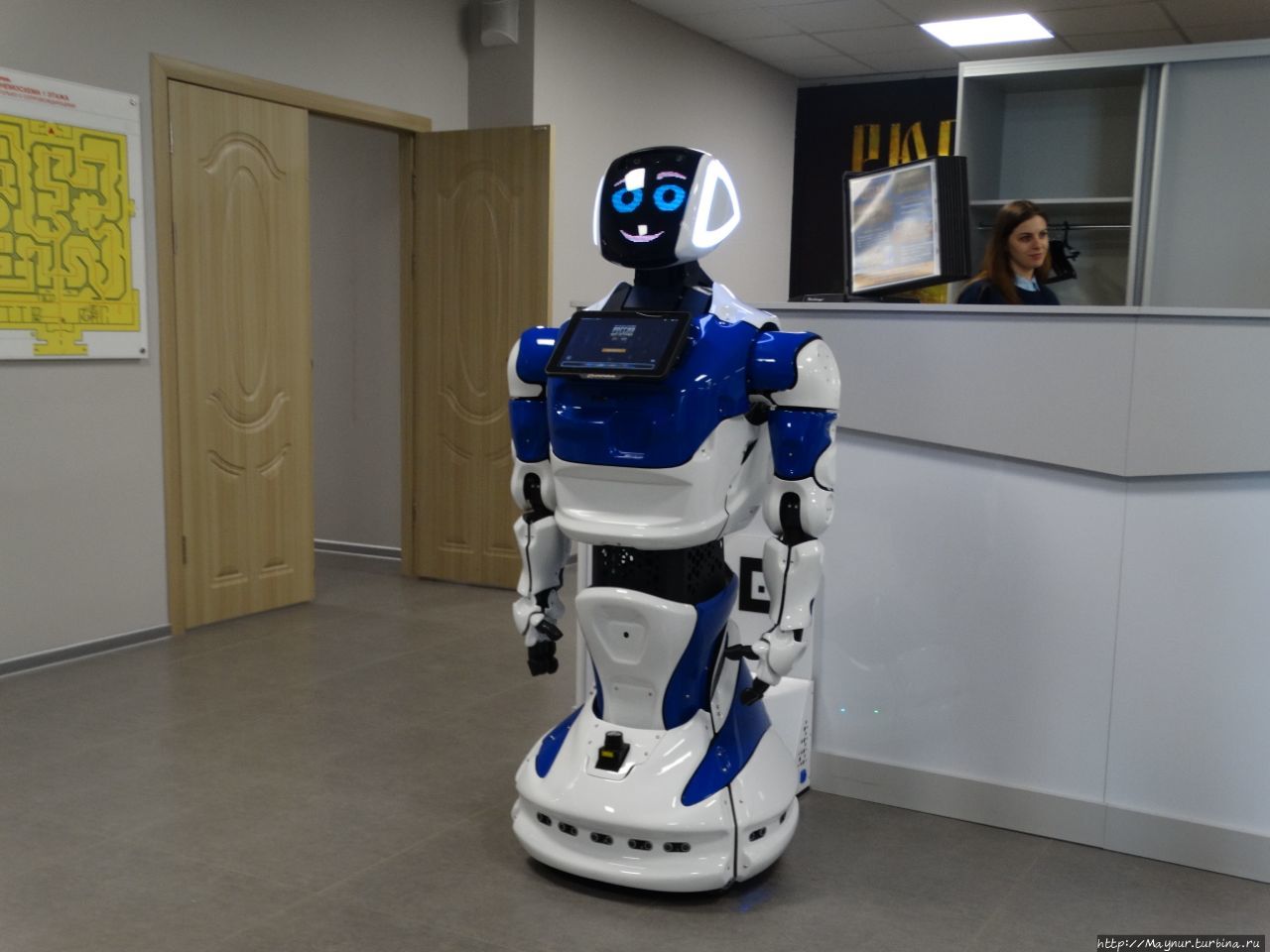 Робот встречает на входе, очень разговорчивый и даже  танцует. Южно-Сахалинск, Россия