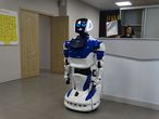 Робот встречает на входе, очень разговорчивый и даже  танцует.