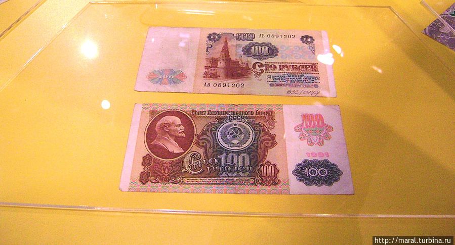 100 рублей — это была просто огромная сумма в эпоху развитого социализма в 70 — 80-е годы прошлого века. Мой первоначальный заработок был 150 рублей в месяц — и я жил не тужил.